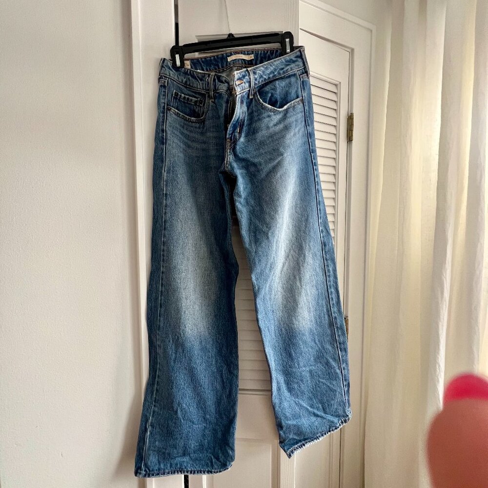 Levis Low Loose Jeans Size 27 32 inch inseam Medium Wash